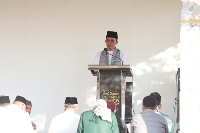 (Foto : abyaqsa ramadan - batamtv.com) Wakil Wali Kota Batam Amsakar Achmad bersama Ketua 1 TP PKK Kota Batam Erlita Sari Amsakar menunaikan Salat Idul Fitri 1444 Hijriah bersama masyarakat di Masjid Darul Gufron Sagulung, (22/4/2023). (Foto : abyaqsa ramadan - batamtv.com)