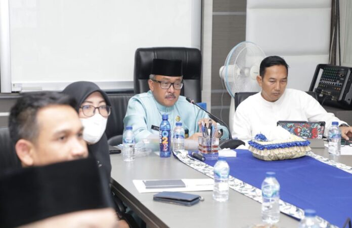 Sekretaris Daerah (Sekda) Kota Batam, Jefridin Hamid hadir secara virtual mewakili Wali Kota Batam, Muhammad Rudi. Didampingi Kepala Dinas Cipta Karya dan Tatat Ruang (CTKR), Azril Apriansyah. (Foto : muhammad amin - batamtv.com)