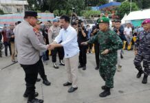 read news – Pelepasan 475 Pemudik Gratis dari Polresta Barelang Kapolda Kepri, Irjen Pol Tabana Bangun (kiri), menyampaikan apresiasi yang tinggi atas kekompakan Forkompinda Kota Batam. Dimana telah bersama-sama membantu masyarakat pada arus balik mudik lebaran tahun ini. (Foto : abyaqsa ramadan - batamtv.com)