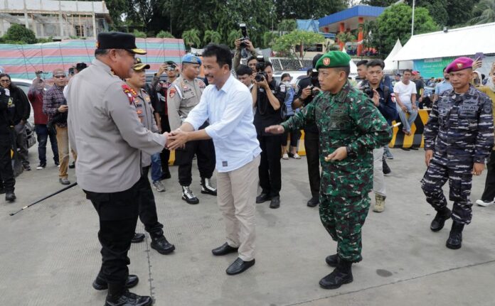 Kapolda Kepri, Irjen Pol Tabana Bangun (kiri), menyampaikan apresiasi yang tinggi atas kekompakan Forkompinda Kota Batam. Dimana telah bersama-sama membantu masyarakat pada arus balik mudik lebaran tahun ini. (Foto : abyaqsa ramadan - batamtv.com)