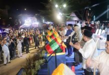 read news – HM Rudi Lepas 135 Peserta Ramaikan Pawai Takbir Keliling di Batam Sauasan pelepasan Pawai Takbir Keliling oleh Walikota Batam HM Rudi (Pegang mix) di Dataran Engku Hamidah. (Foto : muhammad amin - batamtv.com)