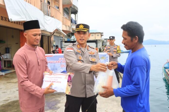 Kapolres Kepulauan Anambas AKBP Syafrudin Semidang Sakti  menyalurkan Bantuan Sosial (Bansos) kepada masyarakat kurang mampu dalam rangka menyambut hari raya idul fitri 1444 Hijriah. (Foto : abdi perdana - batamtv.com) 
