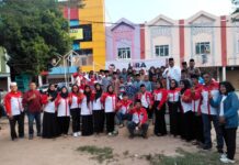 read news – Ratusan Warga Terima Bantuan Sembako dari LIRA Anggota DPW LIRA usai membagikan sembako ke warga kurang mampu . (Foto: abyaqsa ramadan - batamtv.com)