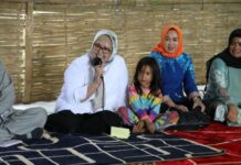 read news – Bantuan Pikori BP Batam Disalurkan ke Tiga Yayasan dan Panti Asuhan Ketua PIKORI BP Batam, Marlin Agustina Rudi, (Baju putih) saat bersama anak anak panti asuhan . (Foto : abyaqsa ramadan - batamtv.com)