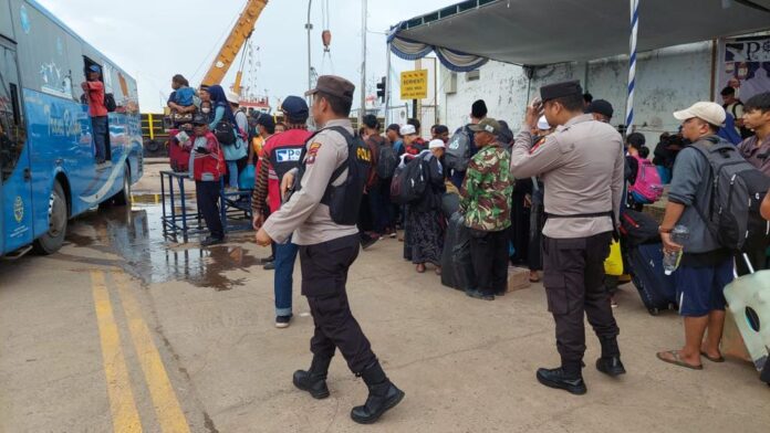 Polsek KKP Kota Batam melakukan pengamanan terhadap penumpang Kapal Pelayaran Nasional Indonesia (Pelni), KM Kelud dari Belawan tujuan Batam yang tiba di Pelabuhan Batu Ampar Batam, Selasa (25/4/23) sekira pukul 11.00 WIB. (Foto : abyawsa ramadan - batamtv.com)