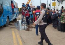 read news – Ribuan Pemudik Telah kembali ke Batam via Pelabuhan Batuampar Polsek KKP Kota Batam melakukan pengamanan terhadap penumpang Kapal Pelayaran Nasional Indonesia (Pelni), KM Kelud dari Belawan tujuan Batam yang tiba di Pelabuhan Batu Ampar Batam, Selasa (25/4/23) sekira pukul 11.00 WIB. (Foto : abyawsa ramadan - batamtv.com)