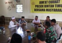 read news – Warga Bersyukur Pelayanan selama Mudik Lebaran Berjalan Aman Apresiasi dan ucapan terimakasih tersebut disampaikan oleh salah seorang masyarakat yang bernama Yono (paling kiri) warga Desa Sebong Pereh kecamatan Teluk Sebong yang mudik lebaran ke Batam bersama anak-anaknya melalui pelabuhan Bulang Linggi Tanjung Uban. (Foto : abdi perdana - batamtv.com)
