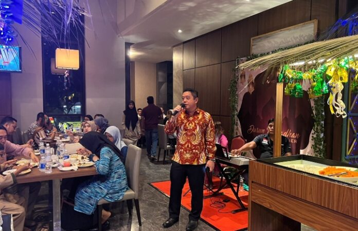 General Manager I Hotel Baloi, Winston Toh saat memberikan kata sambutan kepada pengunjung dan pelanggan i Hotel Batam. (Foto muhammad amin - batamtv.com)