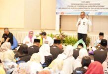 read news – Jefridin Sambut Kehadiran Dirjen PAUD Dirjen Dikdasmen Kemendikbudristek Jefridin, M. Pd. menyambut kedatangan para delegasi di Hotel Harris Batam Center, Jumat (31/3/2023) dalam kunker Dikdasmen Kemenristek yang bertema Refleksi Program Sekolah Penggerak Program Pendidikan Guru Penggerak Implementasi Kurikulum Merdeka, dan Komunitas Belajar. (Foto : muhammad amin - batamtv.com)