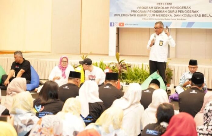 (Foto : muhammad amin - batamtv.com) Jefridin, M. Pd. menyambut kedatangan para delegasi di Hotel Harris Batam Center, Jumat (31/3/2023) dalam kunker Dikdasmen Kemenristek yang bertema Refleksi Program Sekolah Penggerak Program Pendidikan Guru Penggerak Implementasi Kurikulum Merdeka, dan Komunitas Belajar. (Foto : muhammad amin - batamtv.com)