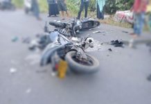 read news – Dua Motor di Anambas Bertabrakan di Jalan Raya Kondisi motor yang bertabrakan hancur tergeletak di jalan raya . (Foto : dwsi susilo - batamtv.com)