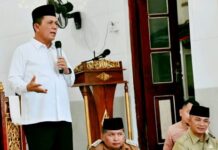 read news – Ansar Ahmad Minta ke Warga Desa Ladan Doakan APBD Kepri Meningkat Gubernur Ansar Ahmad saat meminta doa restu kepada warga agar APBD Kepri meningkat . (Foto : dwi susilo - batamtv.com)