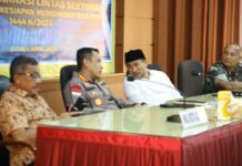 read news – Nuryanto Sebut Ketersedian Bahan Pokok hingga Pencairan THR Sangat Penting Diantisipasi Ketua DPRD Kota Batam Nuryanto (kemeja putih) saat rakor bersama saoa ketersediaan sembako dan pembayaran THR. (Foto : Abyaqsa Ramadan - batamtv.com)