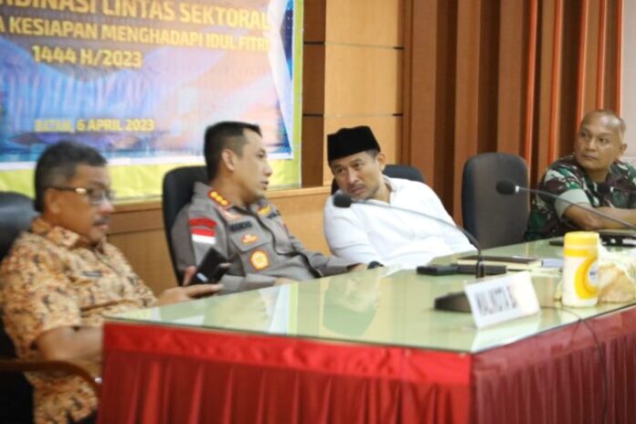Ketua DPRD Kota Batam Nuryanto (kemeja putih) saat rakor bersama saoa ketersediaan sembako dan pembayaran THR. (Foto : Abyaqsa Ramadan - batamtv.com)
