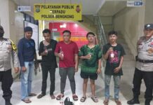 read news – Sekelompok Pemuda Teler Miras Digelandang ke Polsek Bengkong – Empat pemuda (diapit anggota Polsek Bengkong ) usai diamankan polisi dalam operasi Operasi Cipta Kondisi (Cipkon) yang digelar Polsek Bengkong . (Foto : muhammad amin - batamtv.com)