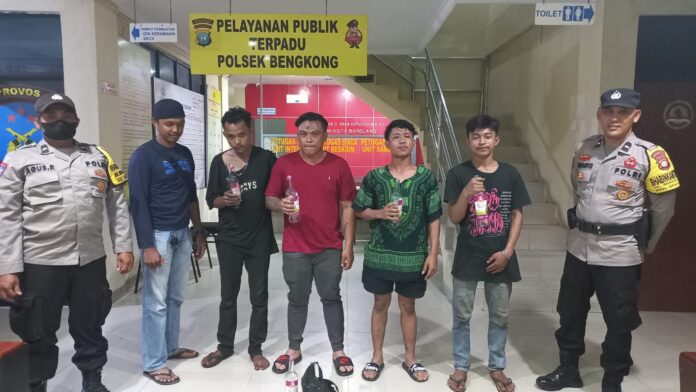 Empat pemuda (diapit anggota Polsek Bengkong ) usai diamankan polisi dalam operasi Operasi Cipta Kondisi (Cipkon) yang digelar Polsek Bengkong . (Foto : muhammad amin - batamtv.com)