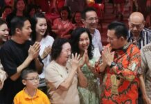 read news – Ansar Ahmad Salurkan Bantuan Hibah ke Yayasan di Tanjungpinang Perayaan ulang tahun Klenteng Nguan Thiang Sian Tih ke-308 di Senggarang, Kota Tanjungpinang, digelar pada Minggu (23/4) dihadiri juga Gubernur Kepri, Ansar Ahmad (kanan). (Foto : dwi susilo - batamtv.com )