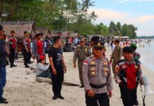 read news – Polisi Ingatkan Warga Waspada Terhadap Rumah yang Ditinggal Pemilik Kabagops Polres Bintan AKP Monang P Silalahi, SH. Bahwa target patrol hari ini adalah pengunjung tempat wisata, perkantoran pemerintah dan perumahan penduduk yang ditinggal masyarakat untuk mudik. (Foto : dwi susilo - batamtv.com)