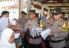 read news – Asyik, Warga Dapat Tiket Gratis saat Balik ke Tanjung Pinang Wakapolresta Tanjungpinang AKBP Arief Robby Rachman, mengatakan pihaknya membagikan 100 tiket gratis dengan mengunakan 1 unit kapal Pol Airud dan 4 ( Empat ) unit Kapal di Pelabuhan Penyengat Tanjungpinang, Rabu (26/04/2023). (Foto : dwi susilo - batantv.com)