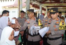 read news – Asyik, Warga Dapat Tiket Gratis saat Balik ke Tanjung Pinang Wakapolresta Tanjungpinang AKBP Arief Robby Rachman, mengatakan pihaknya membagikan 100 tiket gratis dengan mengunakan 1 unit kapal Pol Airud dan 4 ( Empat ) unit Kapal di Pelabuhan Penyengat Tanjungpinang, Rabu (26/04/2023). (Foto : dwi susilo - batantv.com)