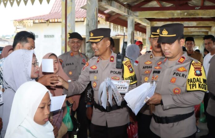 Wakapolresta Tanjungpinang AKBP Arief Robby Rachman, mengatakan pihaknya membagikan 100 tiket gratis dengan mengunakan 1 unit kapal Pol Airud dan 4 ( Empat ) unit Kapal di Pelabuhan Penyengat Tanjungpinang, Rabu (26/04/2023). (Foto : dwi susilo - batantv.com)