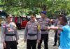 read news – Pantai Trikora Masih Diramaikan oleh Puluhan Pengunjung Kapolres Bintan AKBP Riky Iswoyo menyampaikan hari ini Polres Bintan bersama TNI beserta Instansi terkait lainnya melakukan peninjauan kegiatan masyarakat di seputaran pantai trikora, mengingat hari ini merupakan minggu ke 2 setelah lebaran yang memungkinkan padatnya pengunjung dan aktifitas masyarakat diseputaran pantai Trikora. ( Foto : abdi perdana - batamtv.com )