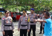 read news – Pantai Trikora Masih Diramaikan oleh Puluhan Pengunjung Kapolres Bintan AKBP Riky Iswoyo menyampaikan hari ini Polres Bintan bersama TNI beserta Instansi terkait lainnya melakukan peninjauan kegiatan masyarakat di seputaran pantai trikora, mengingat hari ini merupakan minggu ke 2 setelah lebaran yang memungkinkan padatnya pengunjung dan aktifitas masyarakat diseputaran pantai Trikora. ( Foto : abdi perdana - batamtv.com )