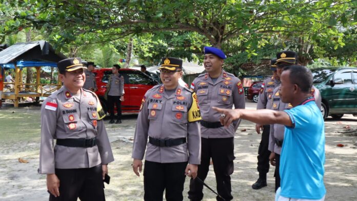 Kapolres Bintan AKBP Riky Iswoyo menyampaikan hari ini Polres Bintan bersama TNI beserta Instansi terkait lainnya melakukan peninjauan kegiatan masyarakat di seputaran pantai trikora, mengingat hari ini merupakan minggu ke 2 setelah lebaran yang memungkinkan padatnya pengunjung dan aktifitas masyarakat diseputaran pantai Trikora. ( Foto : abdi perdana - batamtv.com ) 