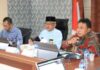 read news – Pemko Batam Genjot Penggunaan Produk dalam Negeri Setdako Batam Jefridin saat ikut zoom meeting di Lantai IV Kantor Wali Kota Batam, Selasa (11/4) (Foto : abyaqsa ramadan - batamtv.com)
