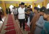 read news – Safari Ramadan di Batuaji, Rudi: Mari Kompak Bangun Batam Safari Ramadan di Batuaji, HM Rudi mengajak warga kompak membangun Batam, Kamis (13/4/2023). (Foto : abyaqsa ramadan - batamtv.com)