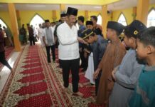 read news – Safari Ramadan di Batuaji, Rudi: Mari Kompak Bangun Batam Safari Ramadan di Batuaji, HM Rudi mengajak warga kompak membangun Batam, Kamis (13/4/2023). (Foto : abyaqsa ramadan - batamtv.com)