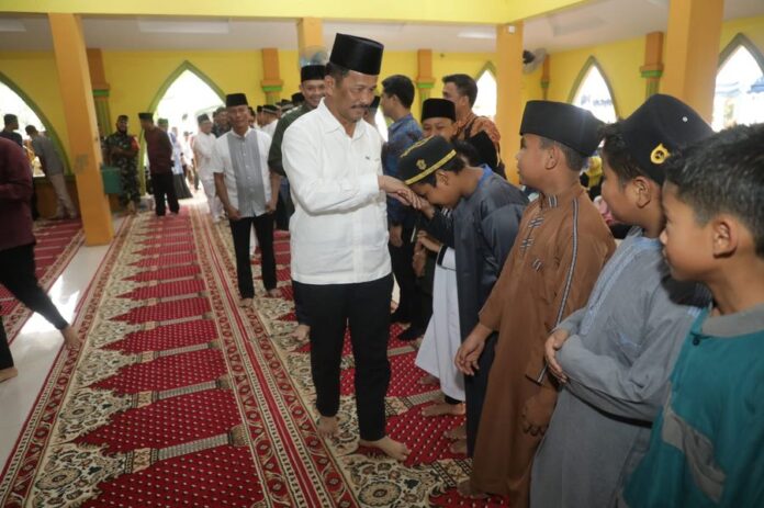 Safari Ramadan di Batuaji, HM Rudi mengajak warga kompak membangun Batam, Kamis (13/4/2023). (Foto : abyaqsa ramadan - batamtv.com) 