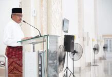 read news – Masjid Sultan Mahmud Riayat Syah Dipenuhi Jamaah Salat Idul Fitri Setdako Batam Jefridin saat memberi sambutan di pelaksanaan Salat Idul Fitri di Masjid Sultan Riayat Syah Batuaji . (Foto : abyaqsa ramadan - batamtv.com)