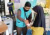 read news – Wah Ada Minuman RIngan bagi Penumpang di Pelabuhan Karimun Posko Mudik Asyik bersama BUMN 2023 ini, disambut antusias pemudik, khususnya di Pelabuhan Domestik Tanjungbalai Karimun, Jumat (28/4/2023). Di Posko menyediakan minuman ringan bagi calon penumpang. (Foto : abdi perdana - batamtv.com)