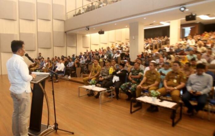 Walikota Batam HM Rudi saat bersua dengan RT RW se Kecamatan Sekupang Kota Batam. (Foto : abuyaqsa ramadan - batamtv.com)