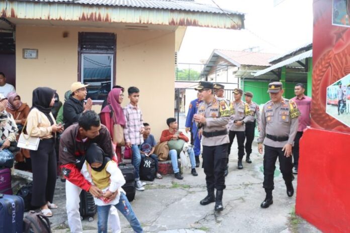 Mudik gratis  dilaksanakan  Selasa (25/04/2023) di Pelabuhan Karimun . Kapolres Karimun AKBP Ryky Widya Muharam,  didampingi  Gm Pelindi Yusrizal, Manejer Pelni Suciptu serta Perwakilan KSOP Firman  memimpin pelepasan 2 Kapal Fery tujuan Karimun – Batam. (Foto : abdi perdana - batamtv.com)