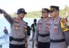read news – Pengunjung di Pantai Trikora Diminta Waspada saat Berenang Kapolres Bintan AKBP Riky Iswoyo, tinjau langsung kegiatan masyarakat di loasi wisata pantai trikora pada Senin (24/4/2023). (Foto : dwi suslilo - batamtv.com)