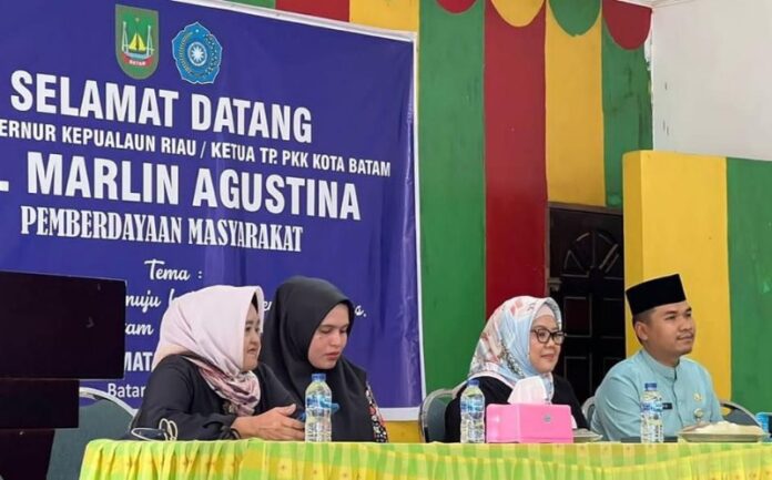 Wagub Kepri Marlin Agustina saat menghadiri Acara Pemberdayaan Masyarakat, Cegah Stunting Menuju Indonesia Generasi Emas, digelar di Kecamatan Sagulung, Jumat (28/4/2023). (Foto : muhammad amin - batamtv.com)