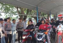read news – 200 Tiket Balik Mudik Gratis Dibagikan ke Warga Kapolres Bintan membagikan tiket balik mudik gratis kepada masyarakat Bintan yang hendak menyeberang ke Batam, Selasa (25/4/2023).(Foto : abdi perdana - batamtv.com)