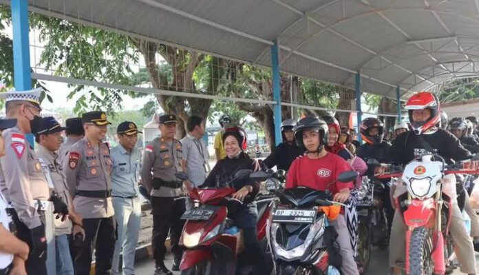Kapolres Bintan membagikan tiket balik mudik gratis kepada masyarakat Bintan yang hendak menyeberang ke Batam, Selasa (25/4/2023).(Foto : abdi perdana - batamtv.com)