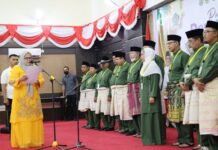 read news – 101 Dewan Hakim dan Juri STQH Kepri Dilantik Sebanyak 101 orang hakim dilantik dalam perhelatan STQH yang digelar dari tanggal 09 sampai dengan tanggal 14 Mei 2023 di Kabupaten Karimun. Pelantikan dilakukan oleh Ketua LPTQ KEpri, Marlin Agustina (baju kuning) . (Foto : abdi perdana - batamtv.com)