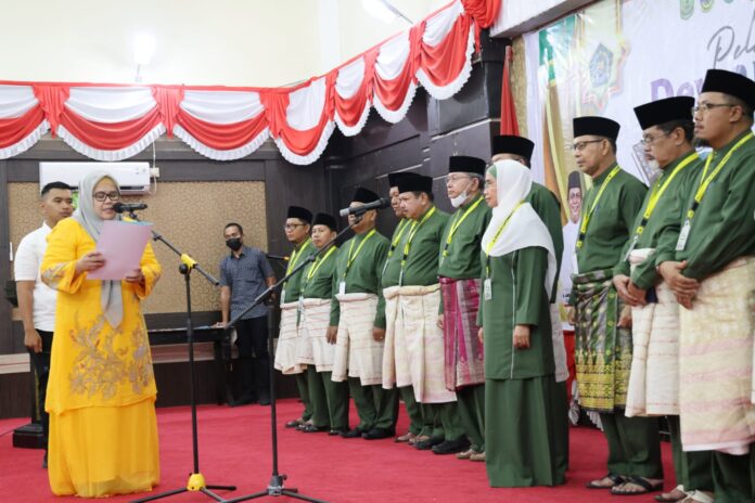 Sebanyak 101 orang hakim dilantik dalam perhelatan STQH yang digelar dari tanggal 09 sampai dengan tanggal 14 Mei 2023 di Kabupaten Karimun. Pelantikan dilakukan oleh Ketua LPTQ KEpri, Marlin Agustina (baju kuning) . (Foto : abdi perdana - batamtv.com)
