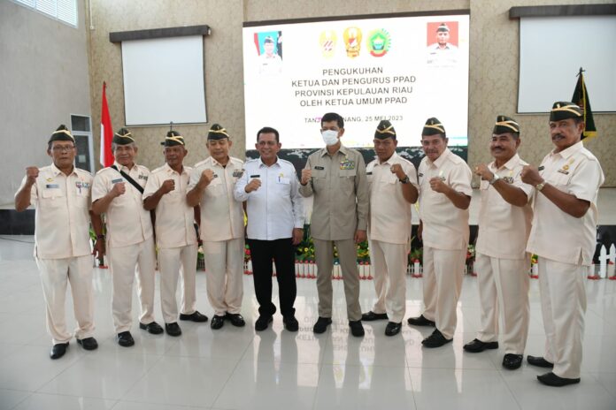 Gubernur Kepri, Ansar Ahmad menghadiri Pengukuhan Ketua dan Pengurus Persatuan Purnawirawan Angkatan Darat (PPAD) Kepri dilakukan di  Gedung Serbaguna Makorem 033/WP, Kamis, (25/5). (Foto : dwi susilo - batamtv.com)