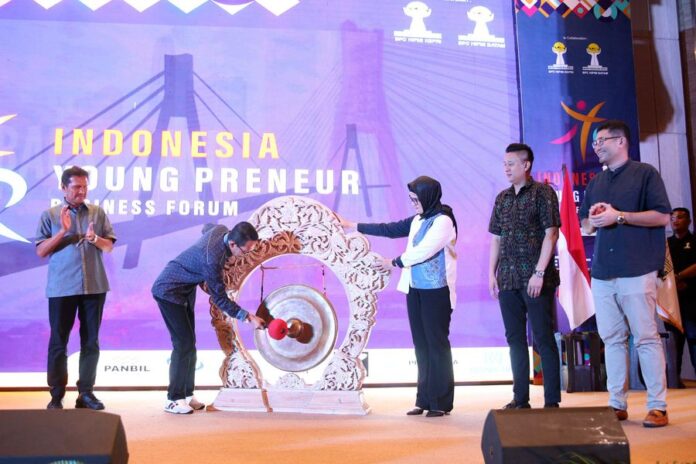 (Foto : muhammad amin - batamtv.com) Wakil Walikota Batam, Amsakar Achmad membuka Kegiatan Indonesia Young Preneur Business Forum 2023, di Ballroom Best Western Premium Hotel, Jumat (12/5/2023). (Foto : muhammad amin - batamtv.com)