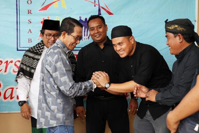 Wakil Wali Kota Batam Amsakar Achmad mengikuti Halal B Halal yang digelar Forum Sahabat Batam di Sekretariat Forcab Victoria Blok AA di Tanjung Riau, Sekupang, Mingggu (30/4/2023) pagi. (Foto : abyaqsa ramadan - batamtv.com)