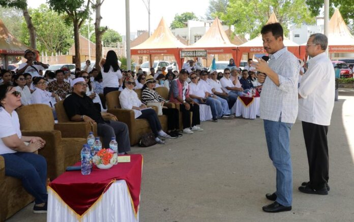 Wali Kota Batam, Muhammad Rudi  (beridiri) saat menghadiri Perayaan Paskah 2023 dan Hari Jadi ke-48 Kerukunan Keluarga Minahasa Batam (K2MB). (Foto : abyaqsa ramadan- batamtv.com)