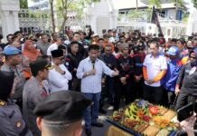 read news- HM Rudi Apresiasi Buruh Ikut Jaga Keamanan di May Day Walikota Batam HM Rudi saat bersama sama buruh dalam peringatan Hari Buruh Internasional yang dipusatkan di Gedung DPRD Kota Batam dan Kantor Walikota Batam. (Foto : muhammad amin - batamtv.com)