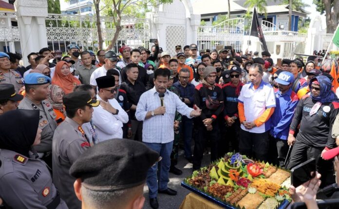 Walikota Batam HM Rudi saat bersama sama buruh dalam peringatan Hari Buruh Internasional yang dipusatkan di Gedung DPRD Kota Batam dan Kantor Walikota Batam. (Foto : muhammad amin - batamtv.com)