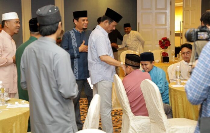 Walikota Batam, HM Rudi menyalami salah satu calon peserta STQH. (Foto : muhammad amin - batamtv.com)
