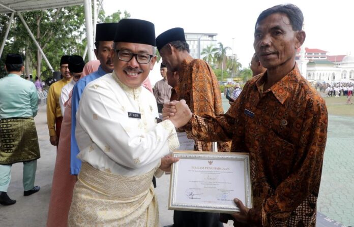 Setdako Batam, Jefridin menyalami salah satu ASN yang memasuki usia pensiun. (Foto : abyaqsa ramadan - batamtv.com)